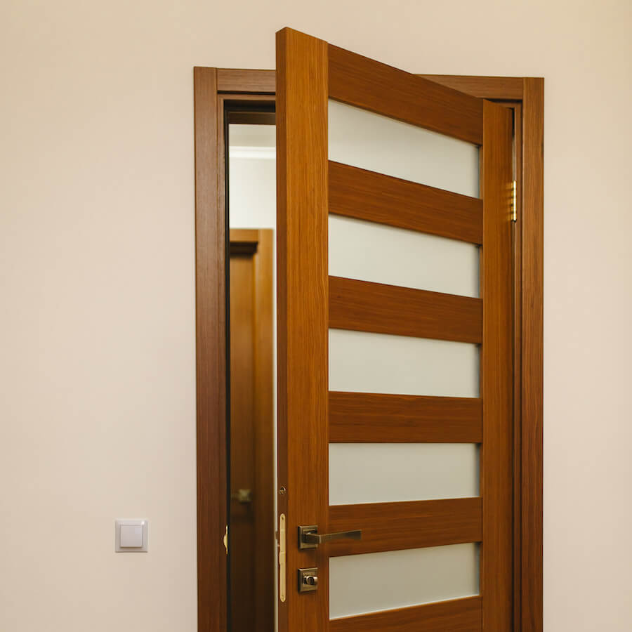 Drzwi w pokoju z szybą