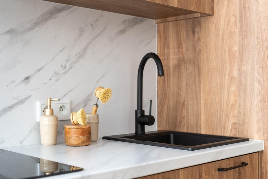 Niewielki czarny zlew