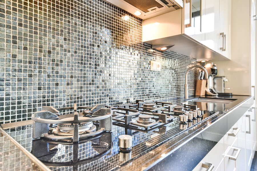 Mozaika w kuchni na ścianie