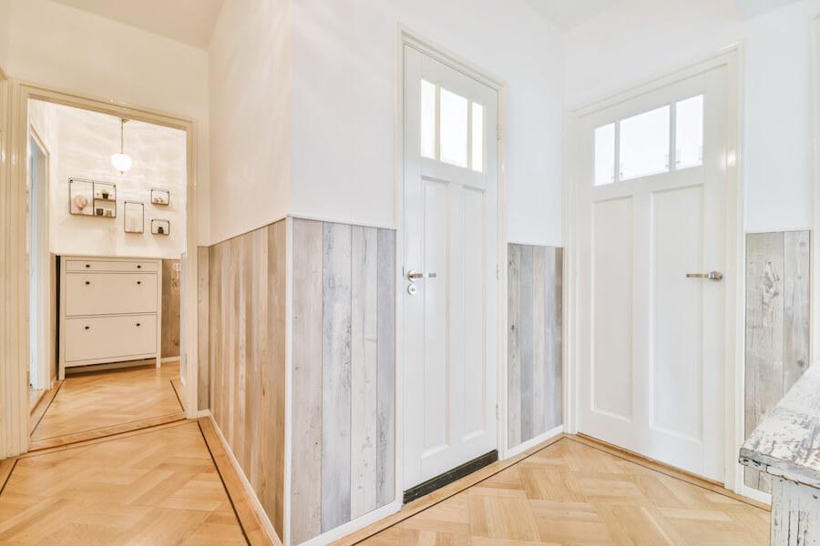 Pół ściany z drewnianym akcentem