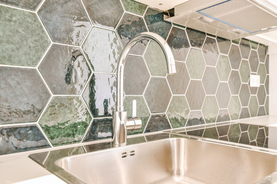 Szklana mozaika na ścianie w kuchni