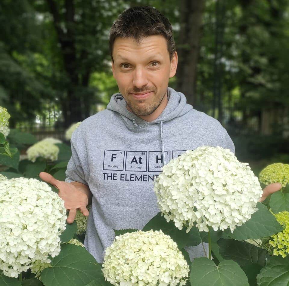 Łukasz Koblański przy hortensjach