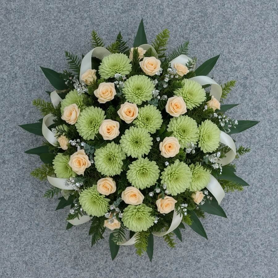 Kompozycja chryzantem santini i goździków