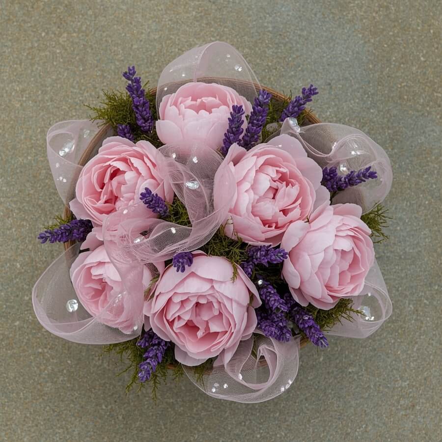 Kompozycja piwonii z lawendą