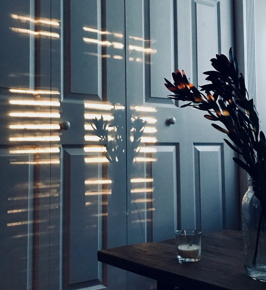 Słońce badające na szafę przez szczeliny żaluzji