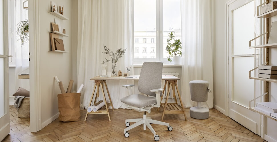 Komfortowy fotel biurowy LightUP Profim do domowego biura, łączący ergonomię, stylowy design, regulowane podłokietniki i oddychające siatkowe oparcie – dostępny w ModneWnetrze