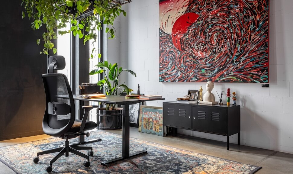 Wygodny fotel obrotowy Bejot Belt do domowego biura z ergonomiczny podparciem pleców, regulowanymi podłokietnikami i siatkowym oparciem – dostępny w sklepie ModneWnetrze