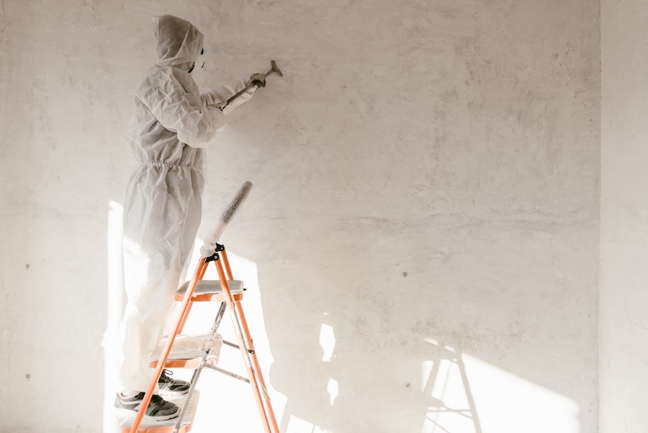 Mężczyzna przygotowujący podłoże do malowania