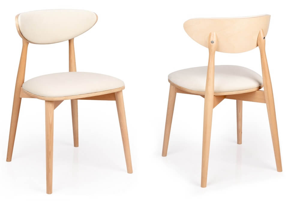 Krzesła z jasnego drewna z białymi opiciami