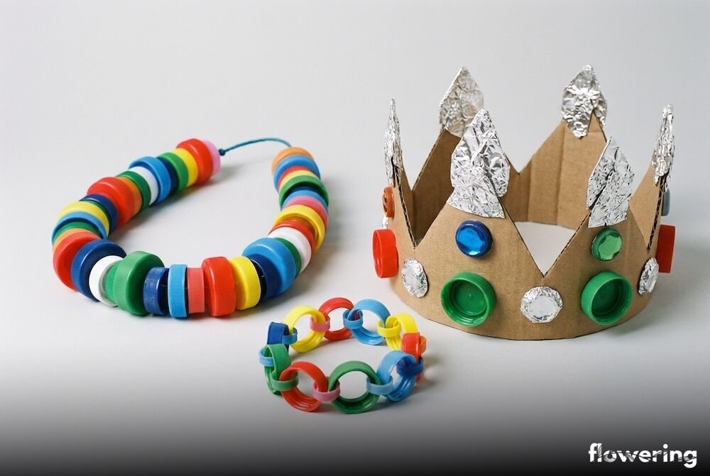 Korona i biżuteria z recyklingu wykonane z nakrętek i pierścieni z szyjek butelek, zbliżenie na detale