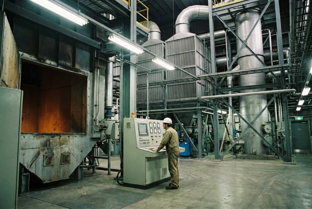 Spalarnia odpadów z filtrami oczyszczania spalin i operatorem przy panelu sterowania