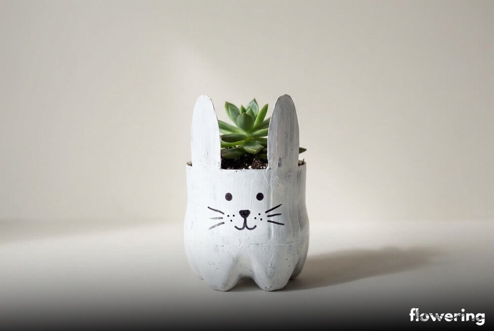Doniczka w kształcie królika z przyciętej butelki PET, z roślinką w środku