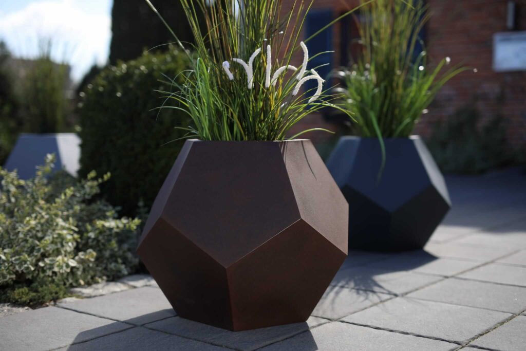 geometryczne, czarne donice