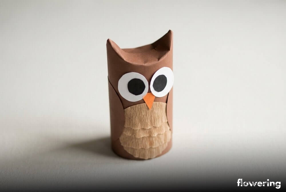 Sowa wykonana z rolki po papierze toaletowym, oklejona kolorowym papierem i z dużymi oczami