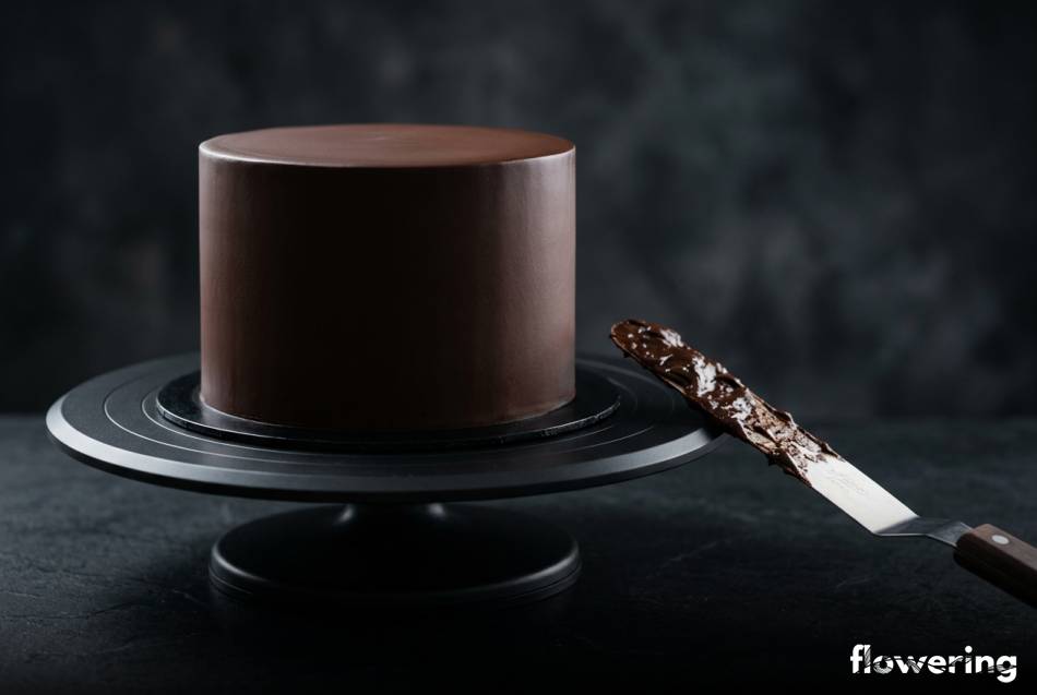 Ciemny tort o idealnie gładkich ściankach i ostrych krawędziach