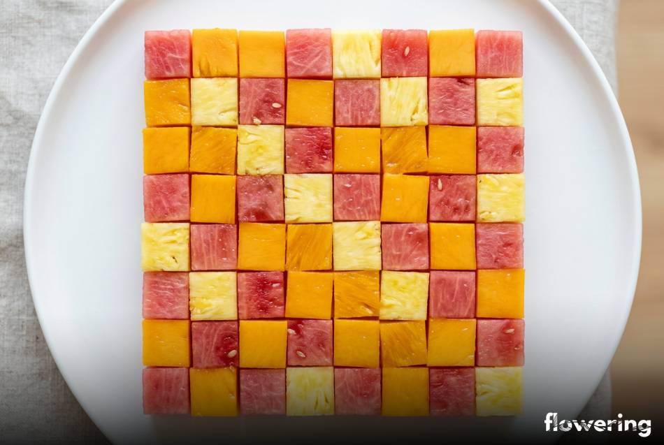 Geometryczna szachownica z idealnych kostek mango ananasa i arbuza