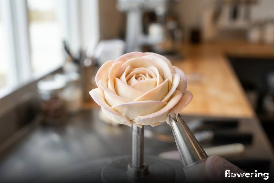 Modelowanie róży z kremu Milky Way na gwoździu cukierniczym