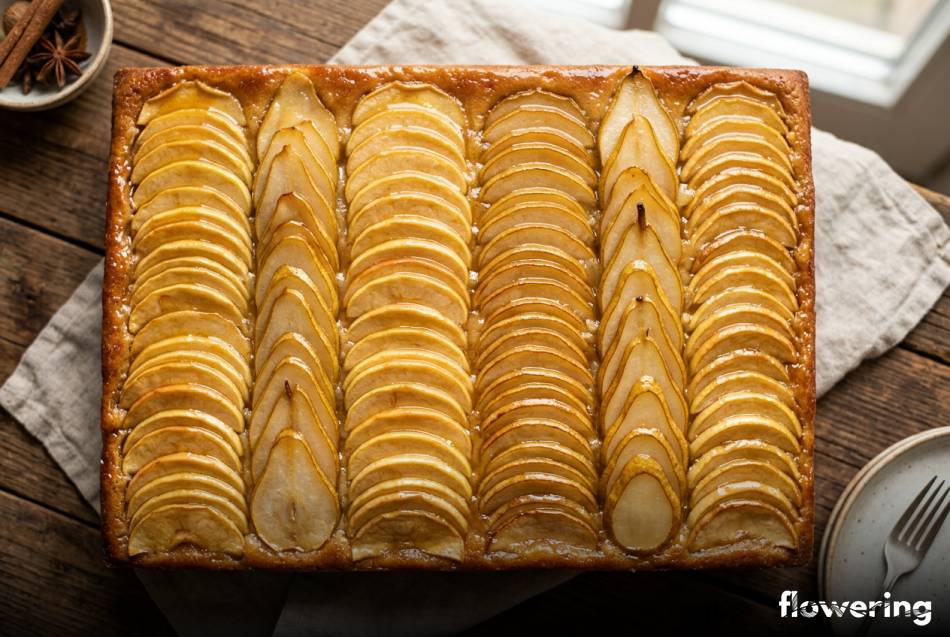 Plasterki jabłek i gruszek duszonych w cydrze na torcie