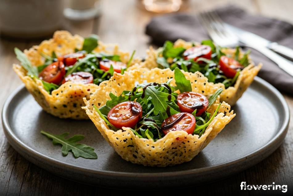 Chrupiące koszyczki z parmezanu wypełnione świeżą rukolą i pomidorkami
