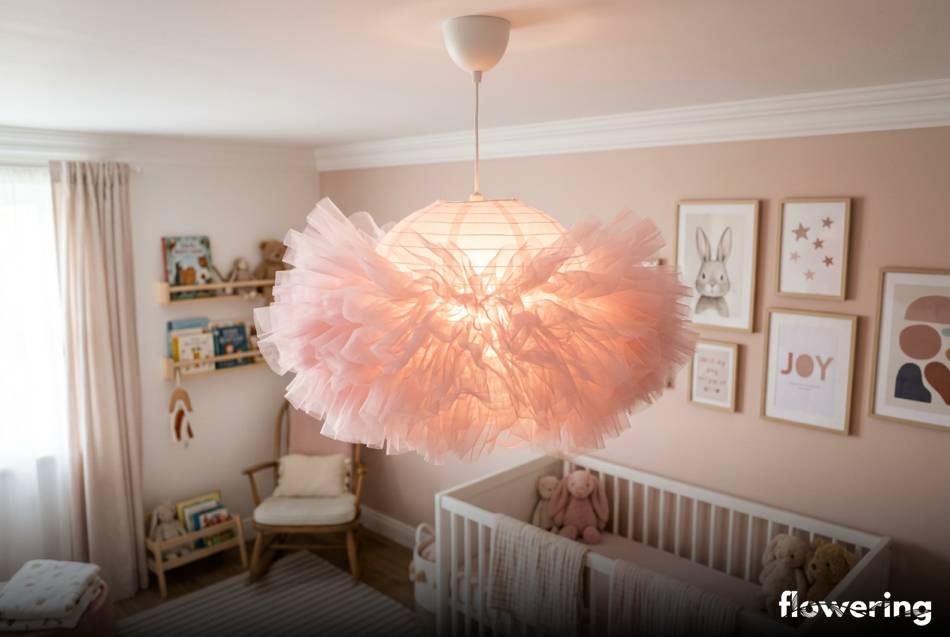 Puszysta lampa z papierowego abażuru i różowego tiulu