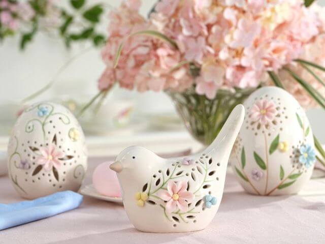 Porcelanowy ptaszek i jajka