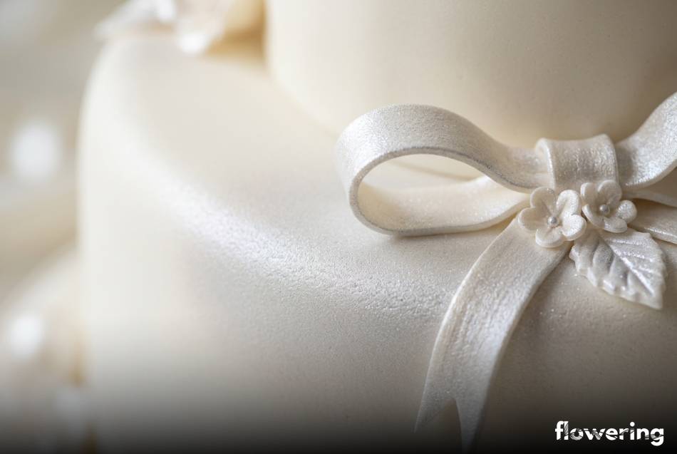 Biały tort komunijny z perłowym cieniowaniem wykonanym aerografem