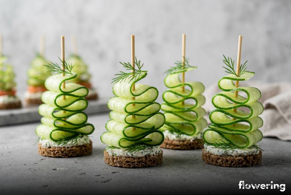 Zielone falbanki z wstążek ogórka na ozdobnych wykałaczkach