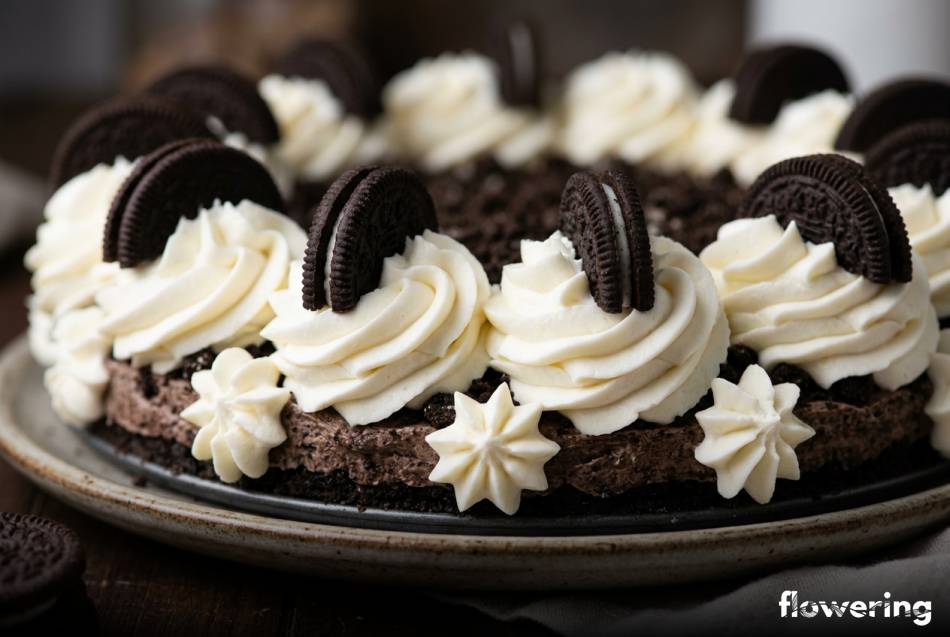 Białe rozetki z kremu mascarpone z połówkami ciastek Oreo