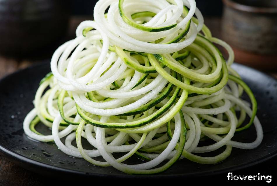 Finezyjne spirale z rzodkwi daikon i zielonej cukinii