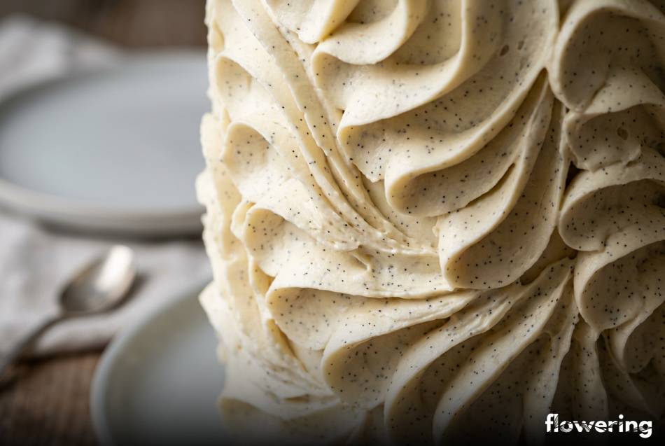 Krem budyniowy z ziarenkami wanilii uformowany w dekoracyjne łuski