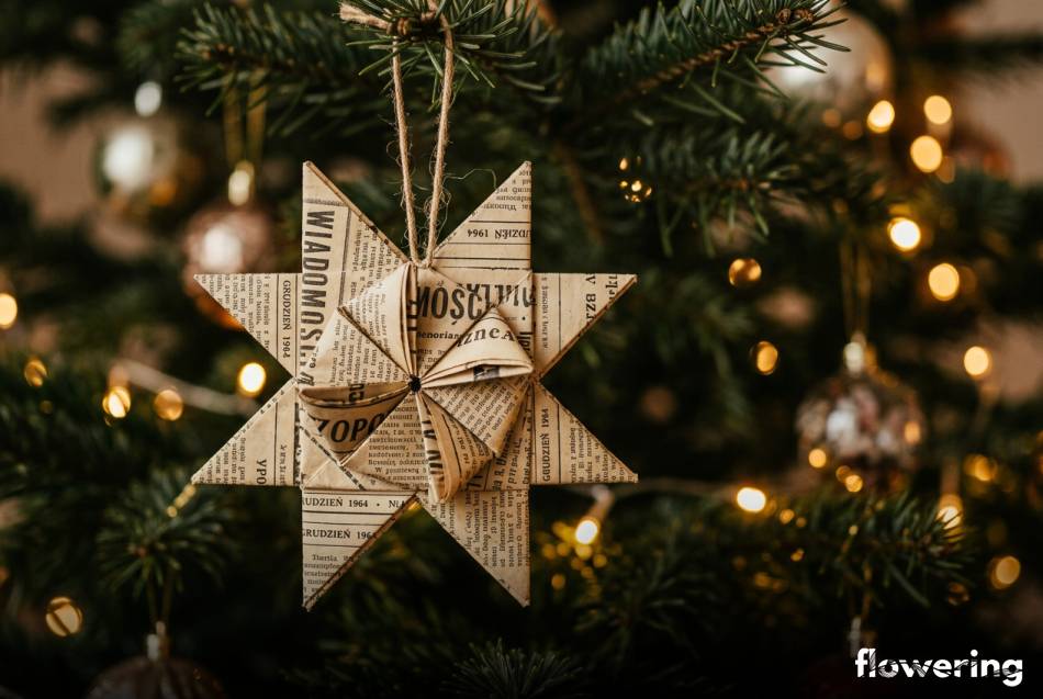 Trójwymiarowa gwiazda origami wykonana ze starej gazety na choince