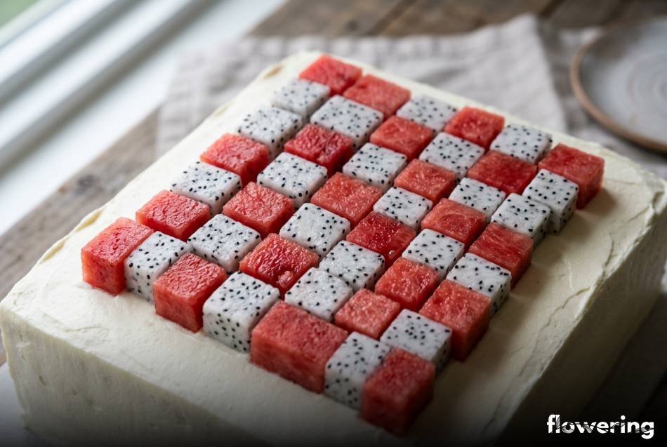 Owocowa szachownica z arbuza i pitai na białym torcie