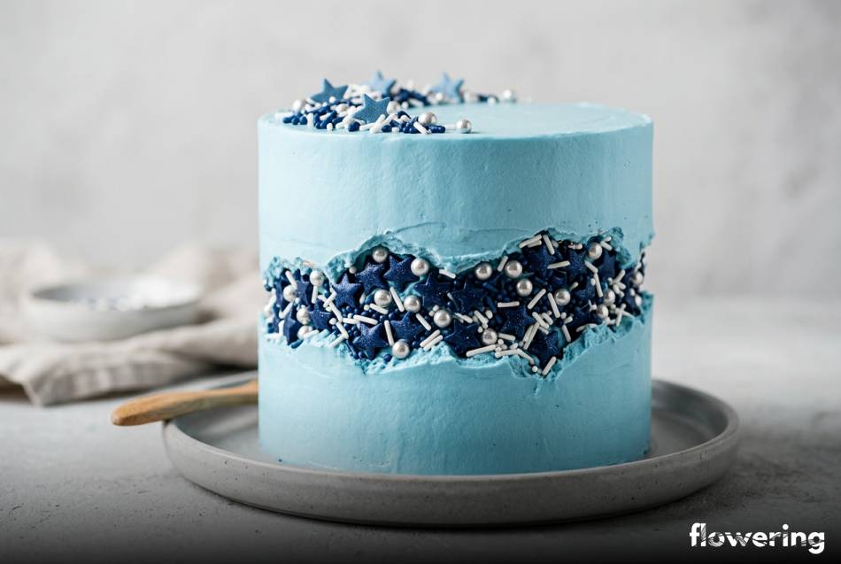 Niebieski tort fault line z błękitnym kremem i posypką