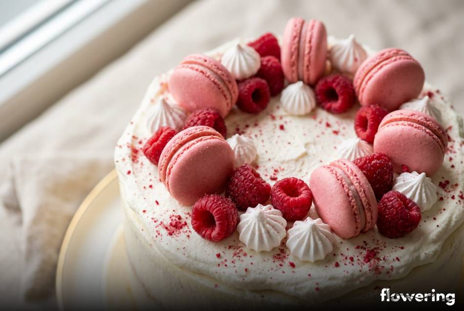 Elegancki wieniec z makaroników i liofilizowanych malin na torcie