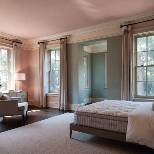 Łóżko z materacem w sypialni