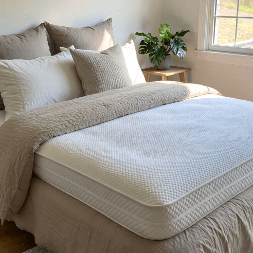 Materac nawierzchniowy na łóżku